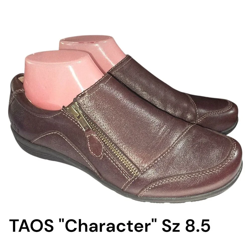 Taos Sz 8.5 Character Brown Leather Casual Side Zip Closure Boho Logo Loafers
